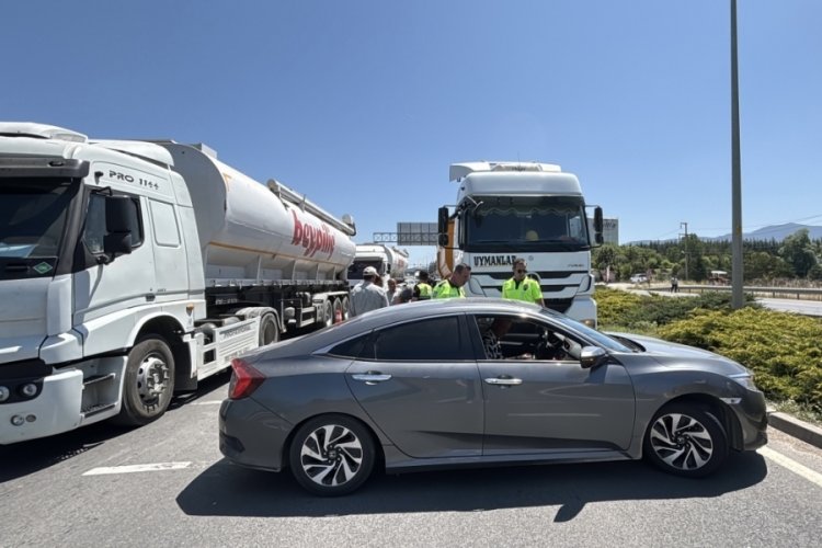Tır, otomobili 60 metre sürükledi!