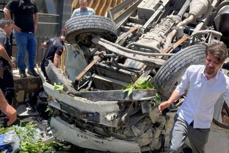 Freni boşalan kamyonet, faciaya davetiye çıkardı!