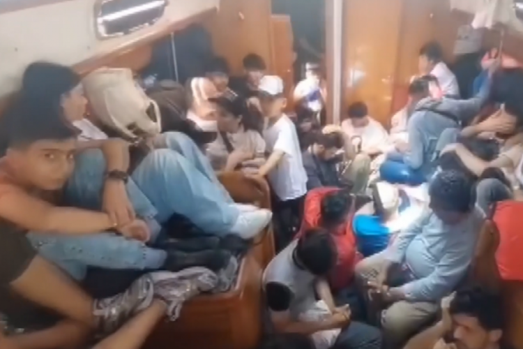 Düzinelerce göçmen denizin ortasında yakalandı!