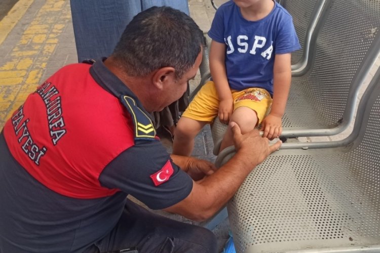 Otobüs beklerken ayağı oturağa sıkışan çocuğun imdadına itfaiye yetişti