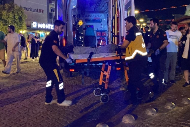 Kentin göbeğinde 17 yaşındaki genç bıçaklandı