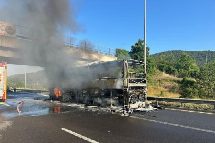 Trafik durdu: Yolcu otobüsü alev alev yandı