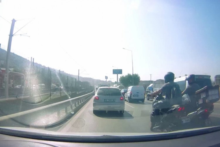 Bursa'da 'trafikten kaçayım' derken birbirlerine girdiler!