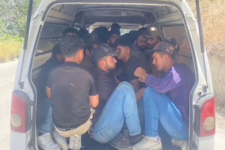 Minibüsü tıka basa göçmen dolduran şahıslar, yakayı ele verdi