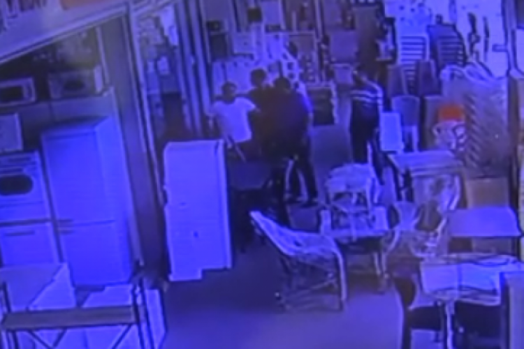 Çarşının ortasındaki silahlı kavga kamerada: 4 yaralı