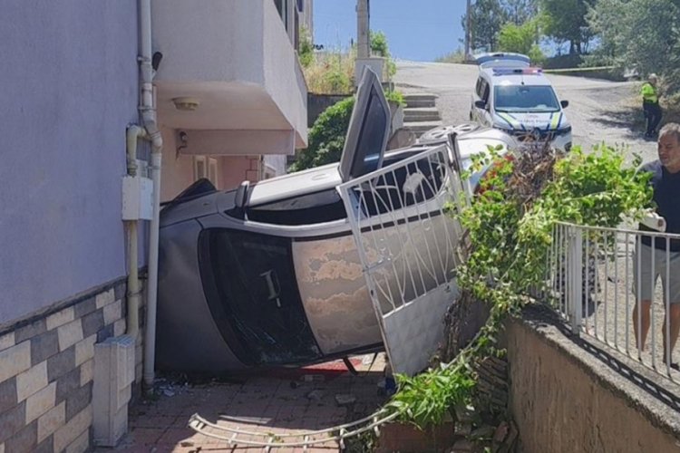 Rampa aşağı apartman girişine devrildi! Çok sayıda yaralı...