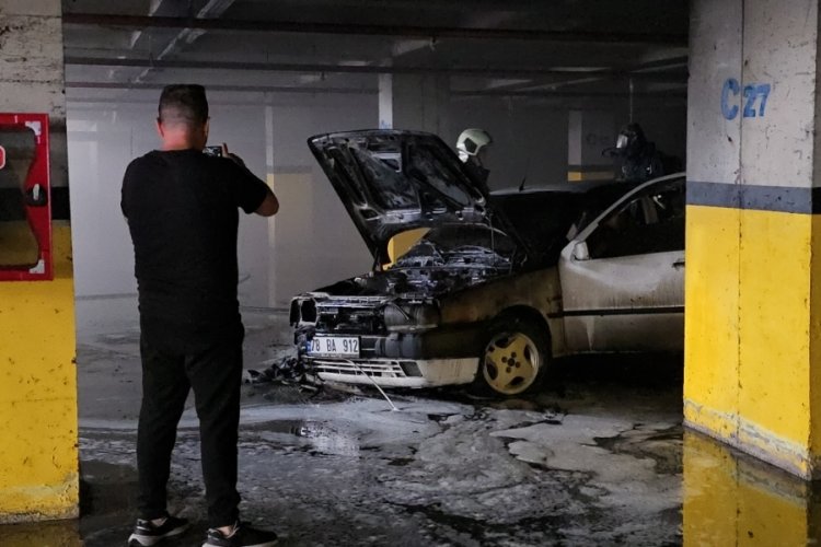 Kapalı otoparkta araç yangını paniğe neden oldu