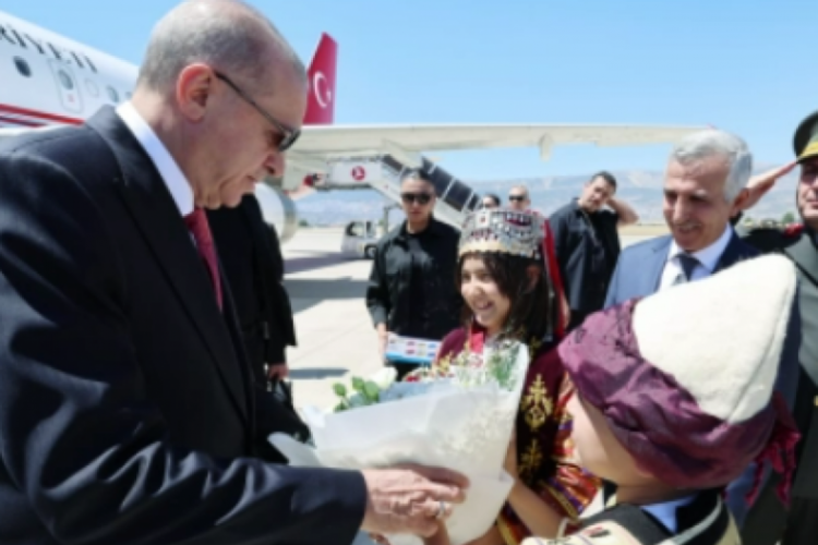 Cumhurbaşkanı Erdoğan'a havalimanında coşkulu karşılama