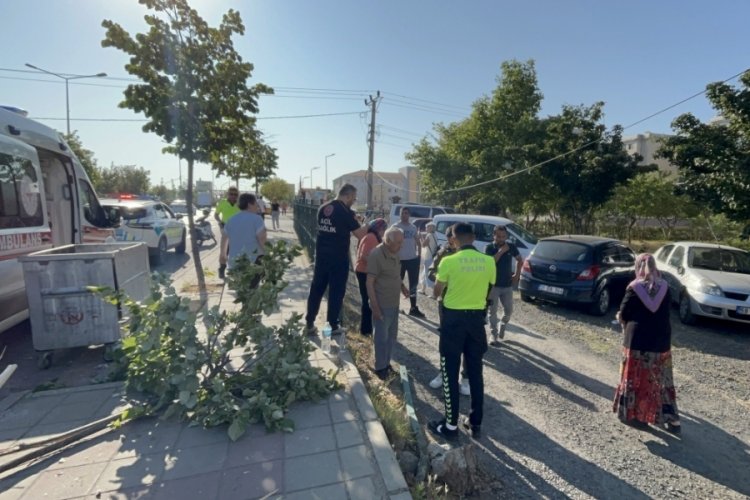 Tırın çarptığı otomobil site bahçesine uçtu: 2 yaralı