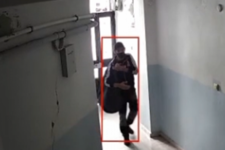 Şoke eden hırsızlık olayı! Poşete doldurup...
