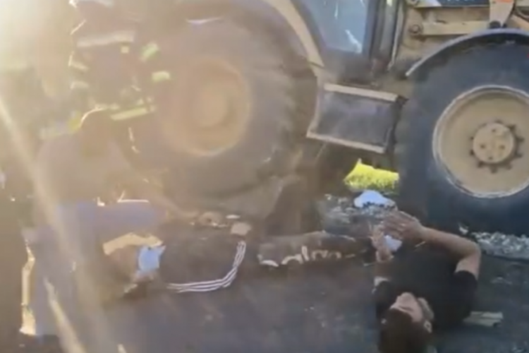 İşçiler kabusu yaşadı! İş makinesi aralarında daldı...