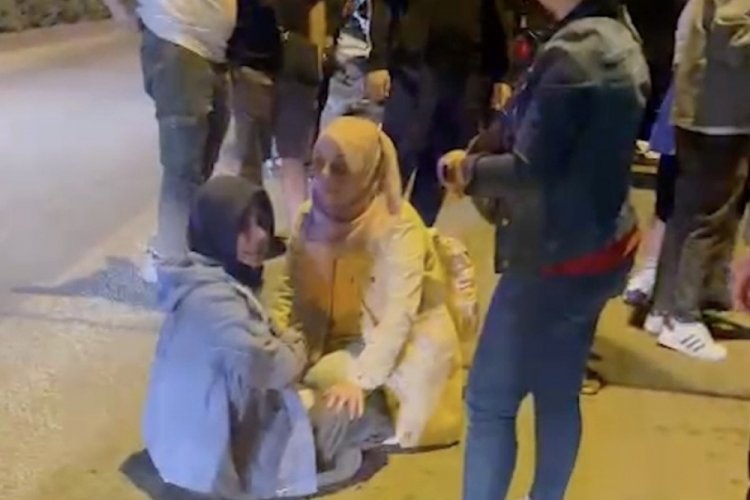 Motorsiklet yayalara çarptı: 1'i çocuk, 3 yaralı