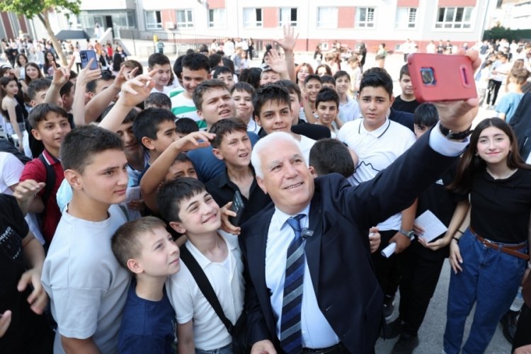 Başkan Bozbey, öğrencilerin karne sevincine ortak oldu