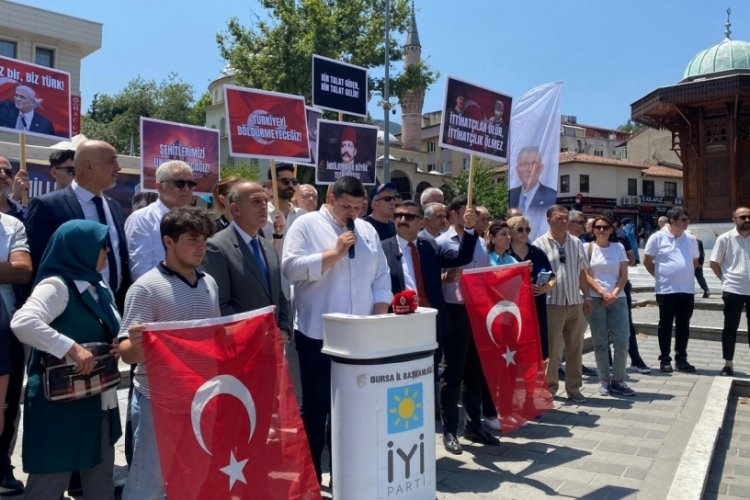 İYİ Parti Bursa'da Nutuk ve Andımız dağıttı
