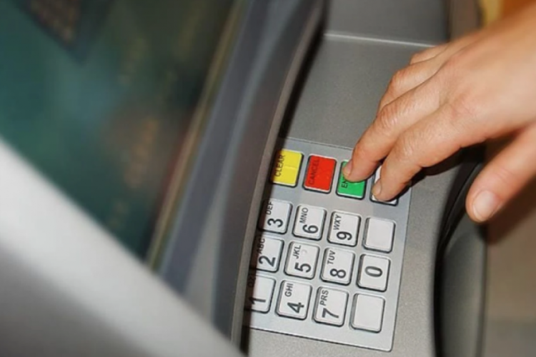 ATM'den para çekerken kartınızı sakın böyle takmayın: Saniyeler içinde...