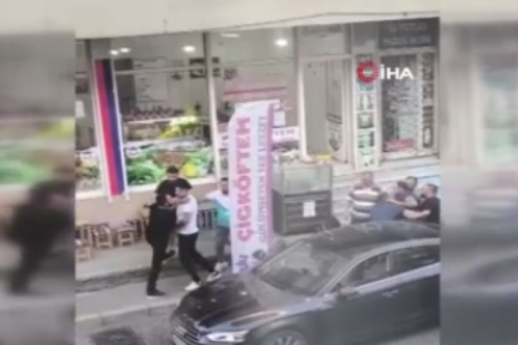 Yaşlı adamı acımasızca dövdüler!