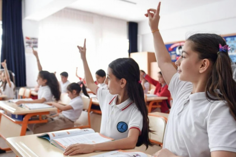 Sürpriz karar! Okullarda kıyafet yönetmeliği yeniden değişiyor...