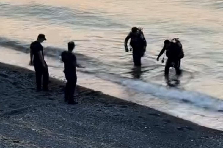 Denize giren genç sağlıkçı boğuldu