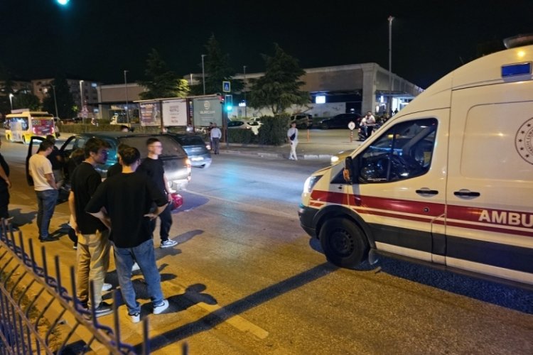 Bursa'da motosiklet sürücüsü aracın altına girdi: 1 yaralı