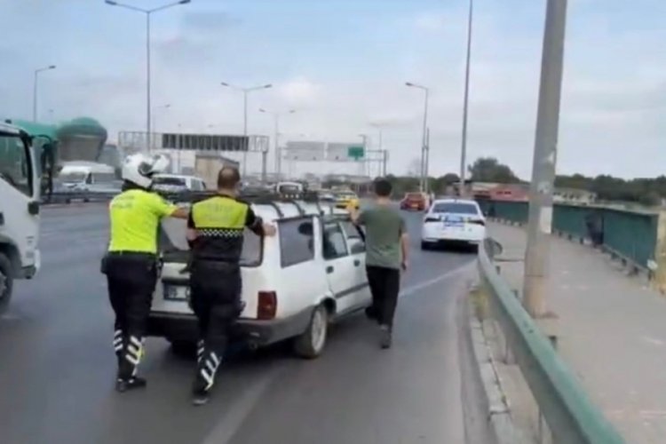 Bursa'da genç kız gözyaşlarına boğuldu! İmdadına polis yetişti