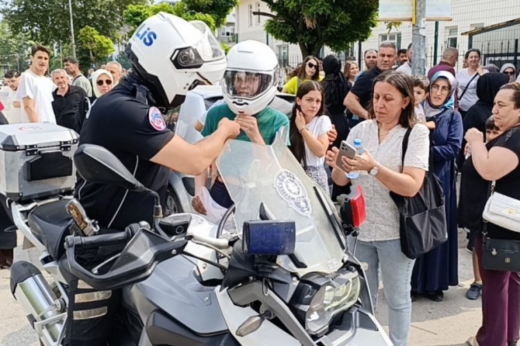 Bursa'da kimliğini düşüren gencin imdadına yunus polisleri yetişti
