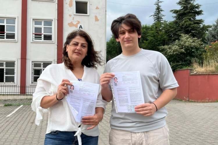 Bursa'da anne oğul aynı okulda sınava girdiler