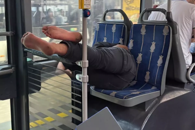 Metrobüste 'yok artık ya' dedirten görüntü! "Toplu taşıma mı yatak odası mı?"