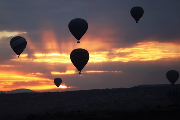 Sıcak hava balonu düştü: Ölüler var