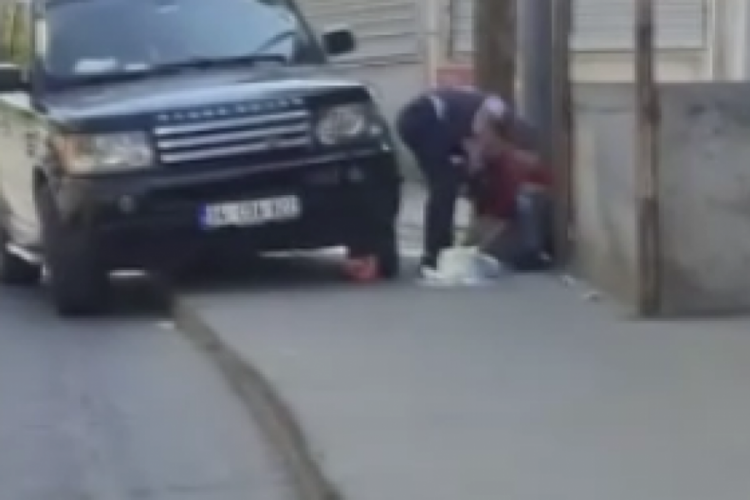 Sokak ortasında kadına dehşeti yaşattı! Sadece izlediler...