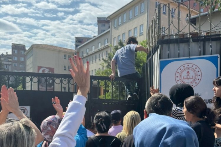 Sınava 1 dakika geç kaldıkları için alınmayan gençler okulun duvarından atladı