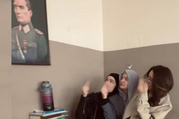 Atatürk portresi önünde skandal poz! Yabancı uyruklu...
