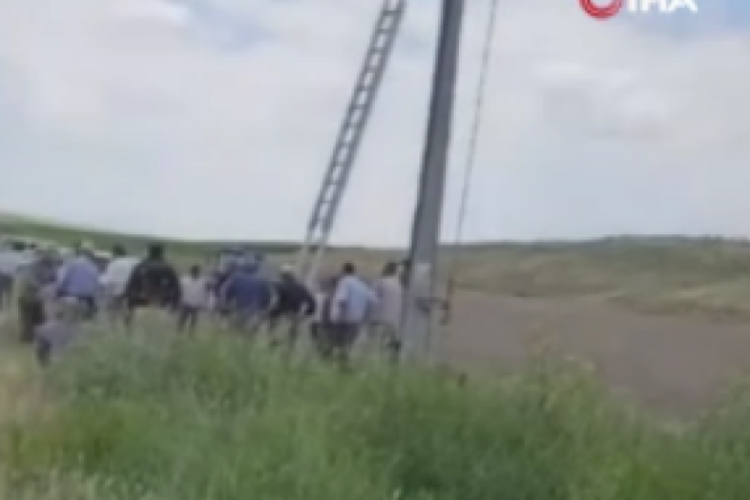 Trafoya çıkan çiftçiyi elektrik çarptı