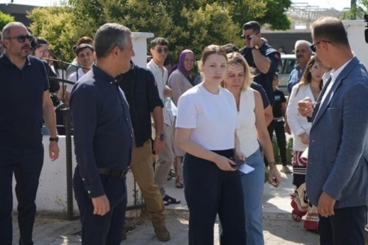 Özgür Özel yine Nehir Zeyrek'i yalnız bırakmadı