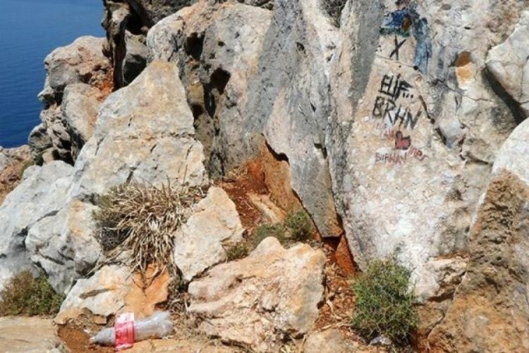 Bu kadarı da olmaz! Tarihi bölgede taşları söküp mangal yapmışlar