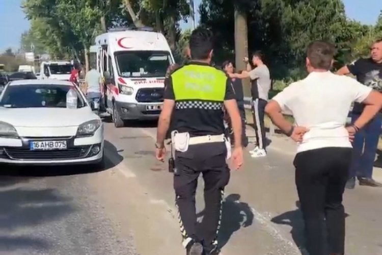 Bursa'da sınav yolunda kaza! İmdadına polisler yetişti...