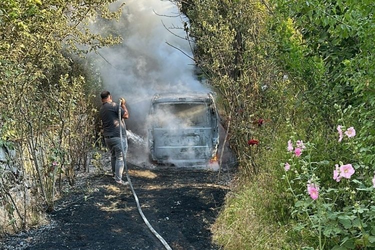 Bahçesindeki otları yakmak istedi, otomobili yaktı