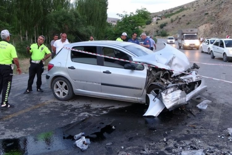 Malatya'da iki araç kafa kafaya çarpıştı: 11 yaralı
