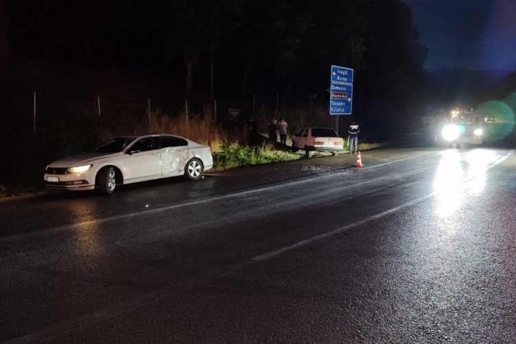 Bursa'da iki otomobil çarpıştı!