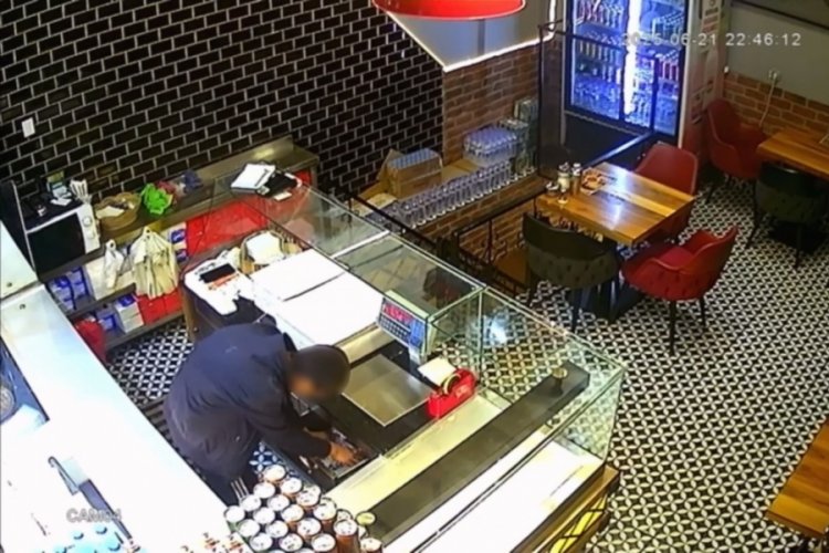 Müşteri kılığında girdi! Hırsızlık kamerada...