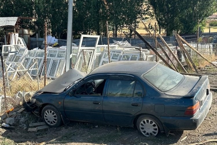 Otomobil elektrik direğine çarptı: 2 yaralı