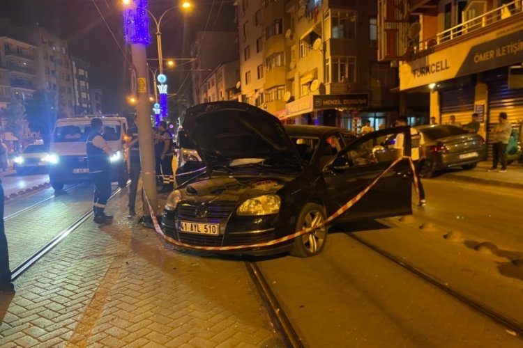 Alkollü sürücü tramvay yoluna daldı: 2 yaralı
