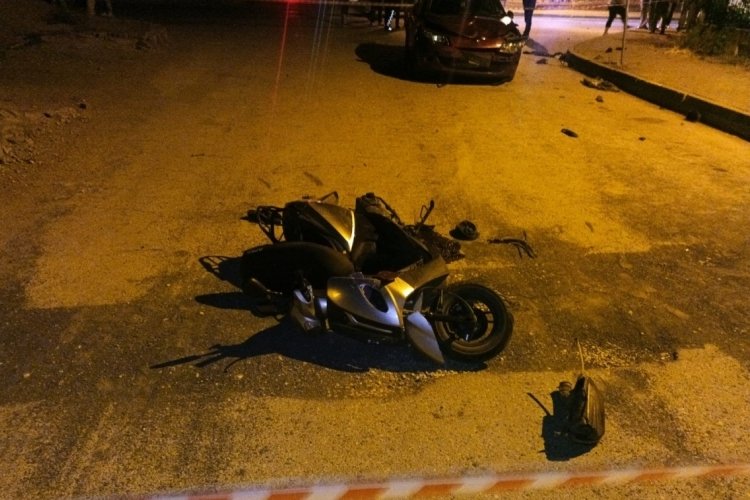 Otomobille çarpışan motosikletin sürücüsü hayatını kaybetti, oğlu ağır yaralandı