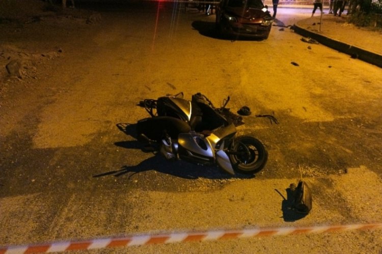 Otomobille çarpışan motosikletin sürücüsü hayatını kaybetti, oğlu ağır yaralandı