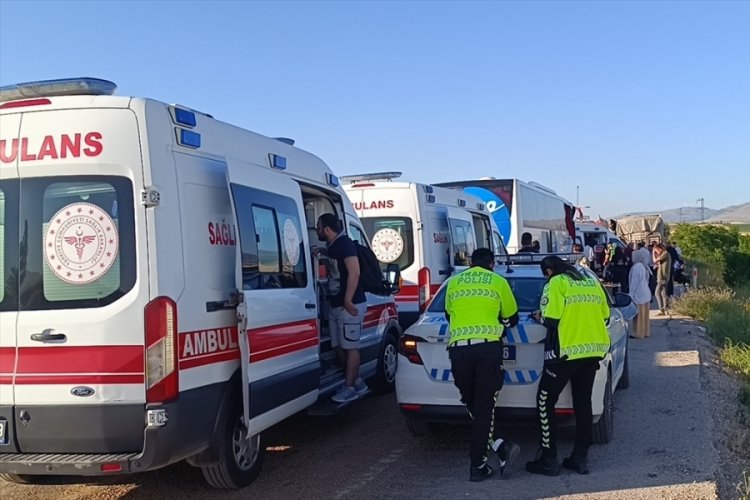 Yolcu otobüsü tıra çarptı! Çok sayıda yaralı...