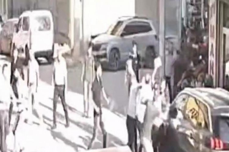 Sokak ortasında meydan savaşı! Kimse kimseye acımadı