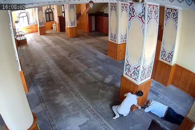İstanbul'da camide hırsızlık kamerada