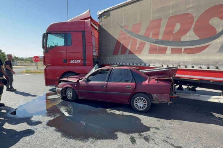 Tırla otomobil çarpıştı: 2 yaralı