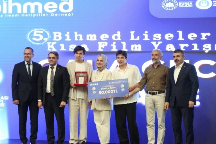 Bursa'da liselilerin "aile" temasıyla çektiği kısa film yarışmasının ödül töreni düzenlendi