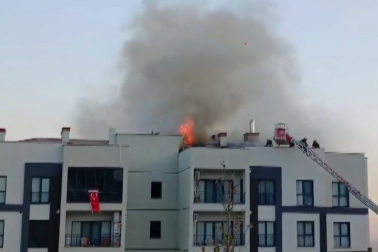 Apartmanın çatısında çıkan yangın paniğe neden oldu