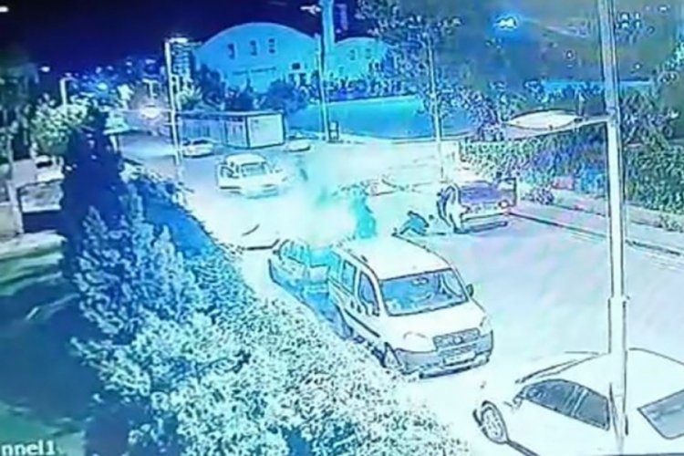 Kontrolden çıkan motosiklet otomobilin altına girdi